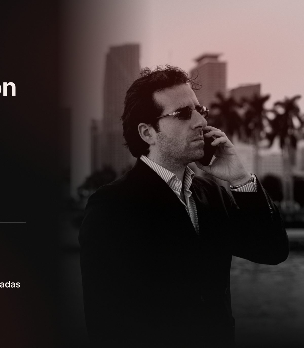Comercial hablando por teléfono